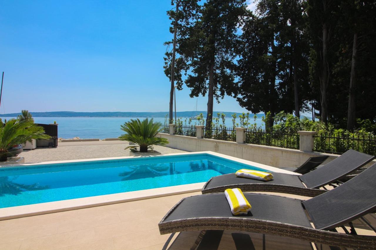 Villa Beachfront Sea Palace Kaštela Buitenkant foto