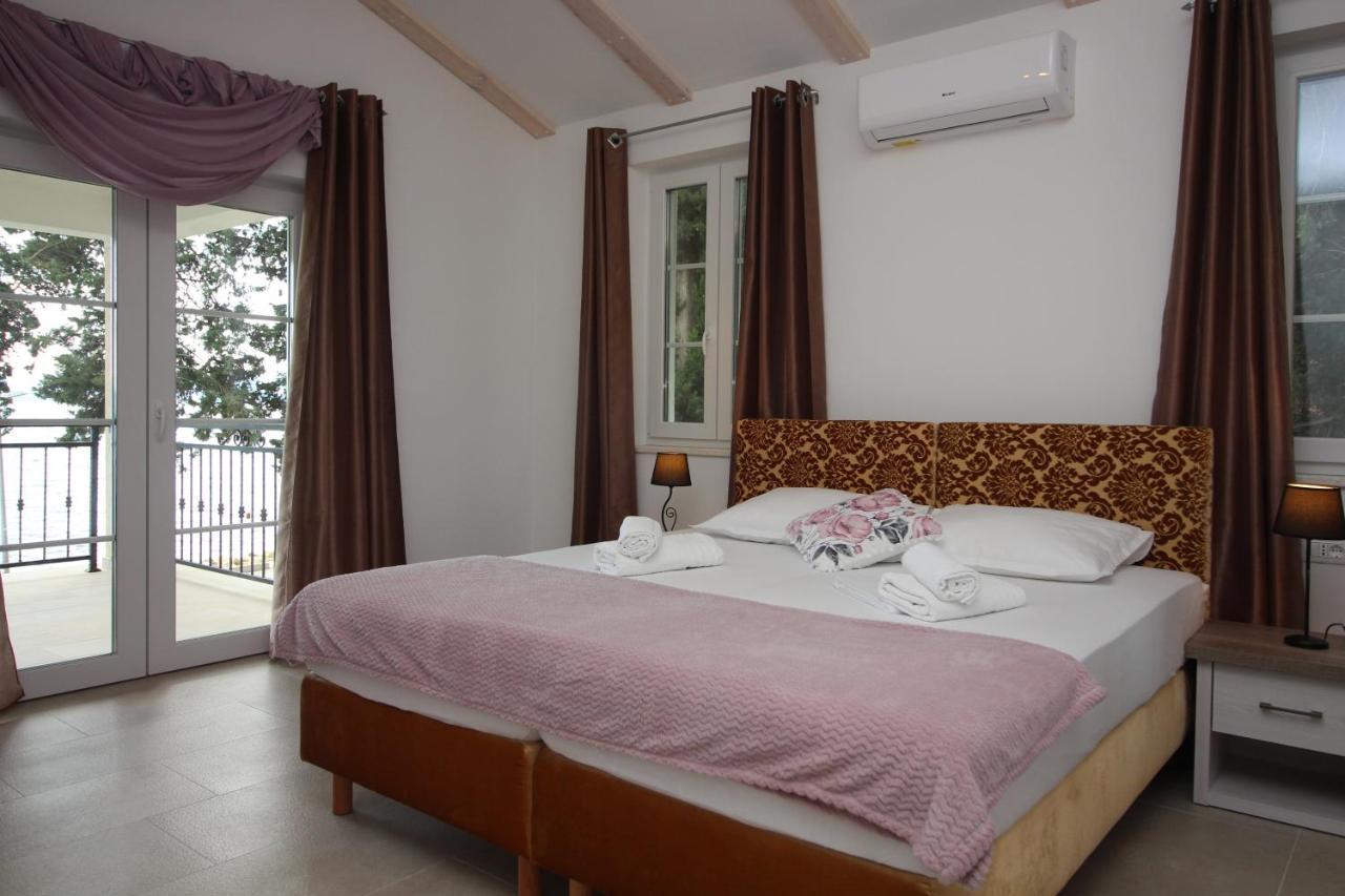 Villa Beachfront Sea Palace Kaštela Buitenkant foto