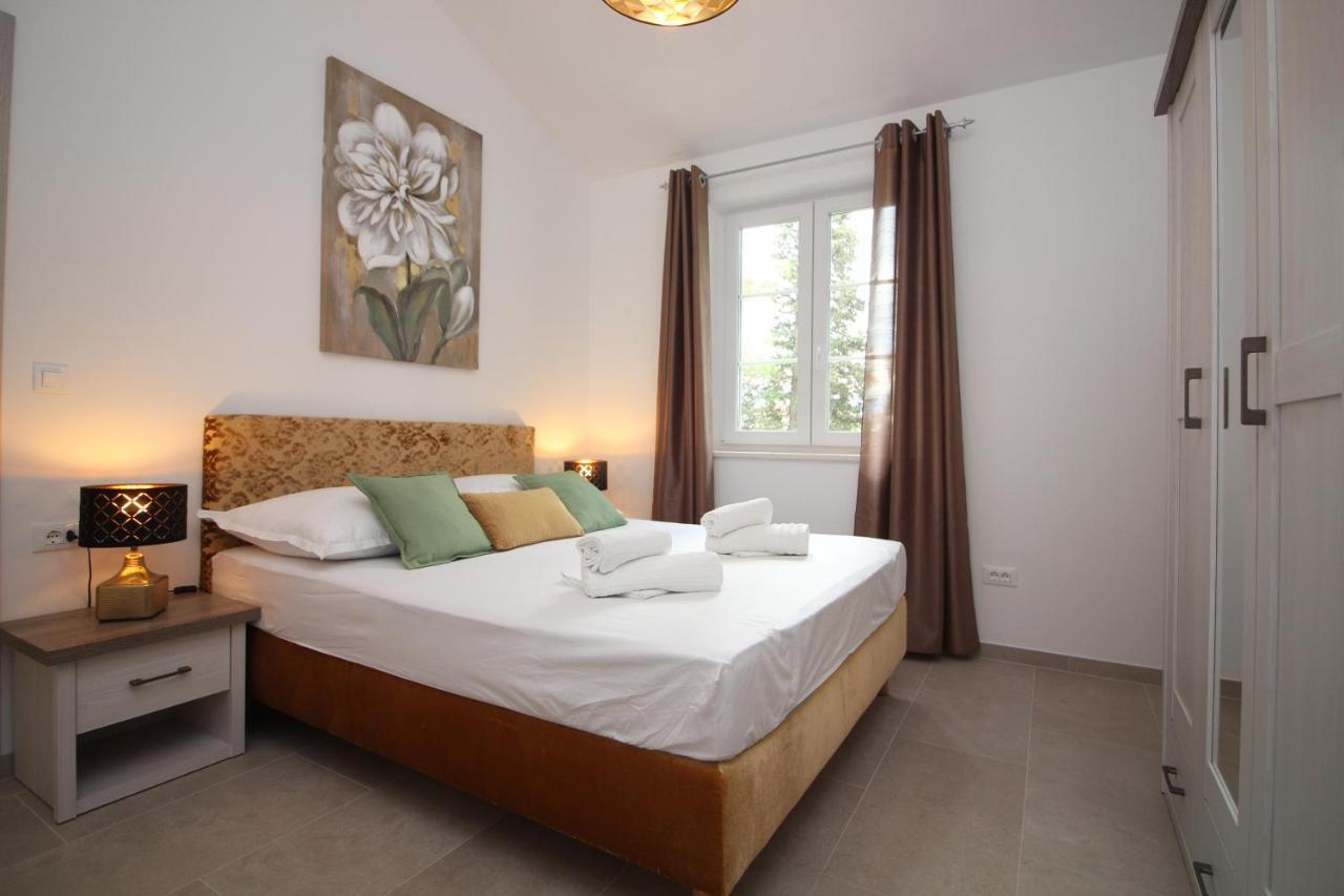 Villa Beachfront Sea Palace Kaštela Buitenkant foto
